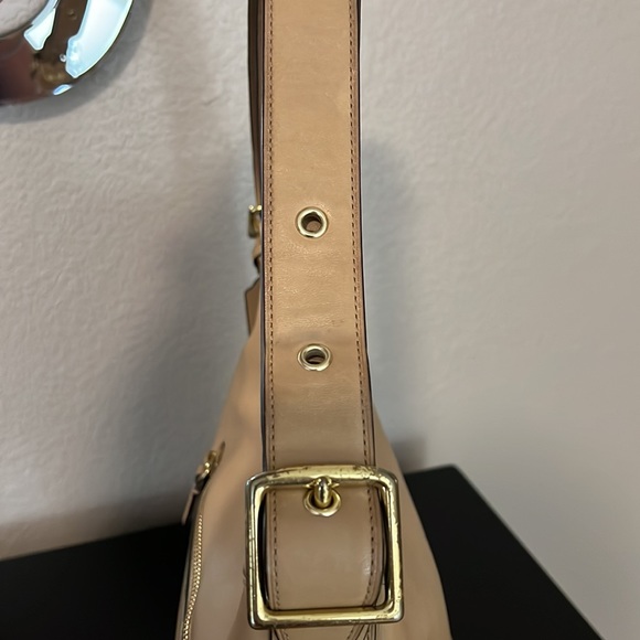 Gorgeous Coach Leather Hobo bag in a camel color. Zip closure, side zip pocket. - Picture 5 of 13
